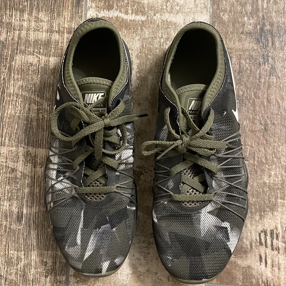 Camo Nike Dual Fusion - Women Size 8 - EUC